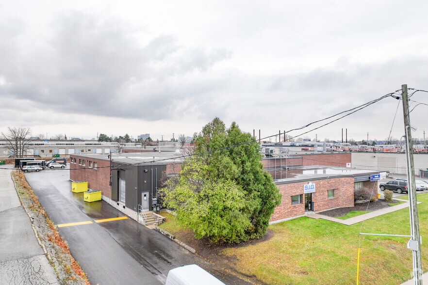 51 Esna Park Dr, Markham, ON for lease - Primary Photo - Image 1 of 3