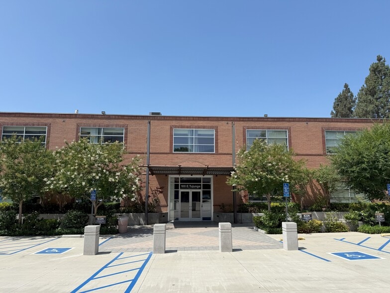 100 E Tujunga Ave, Burbank, CA à louer - Photo du bâtiment - Image 3 de 8