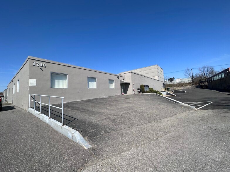 1200 Shames Dr, Westbury, NY à louer - Photo du bâtiment - Image 1 de 2