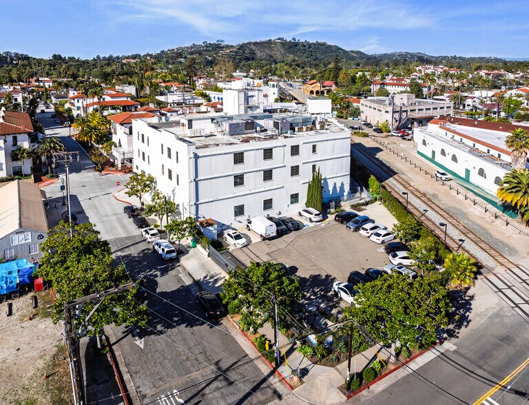 25 E Mason St, Santa Barbara, CA à louer - Photo du bâtiment - Image 3 de 20