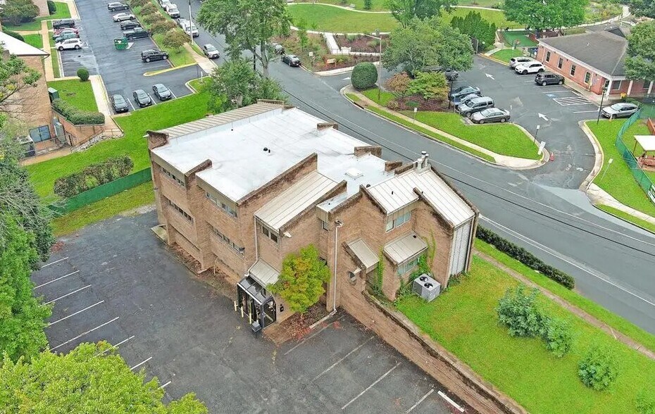 4200 Daniels Ave, Annandale, VA à vendre - Photo du bâtiment - Image 2 de 23