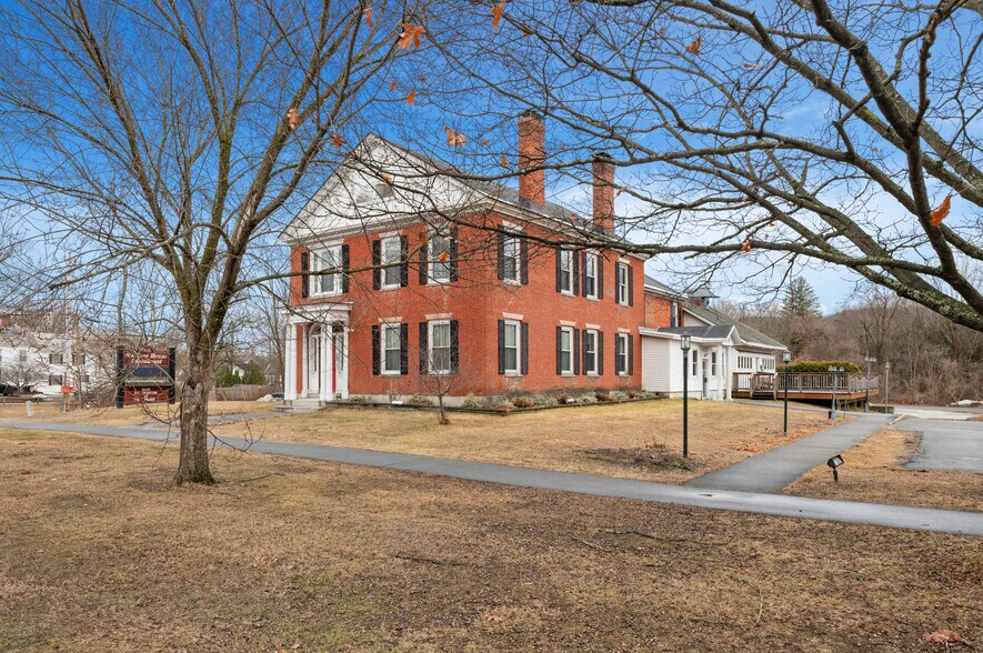 122 Main St, Charlestown, NH à vendre - Photo du bâtiment - Image 2 de 39