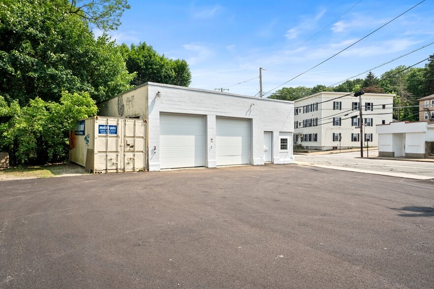 250 Manville rd, Woonsocket, RI for sale - Primary Photo - Image 1 of 9