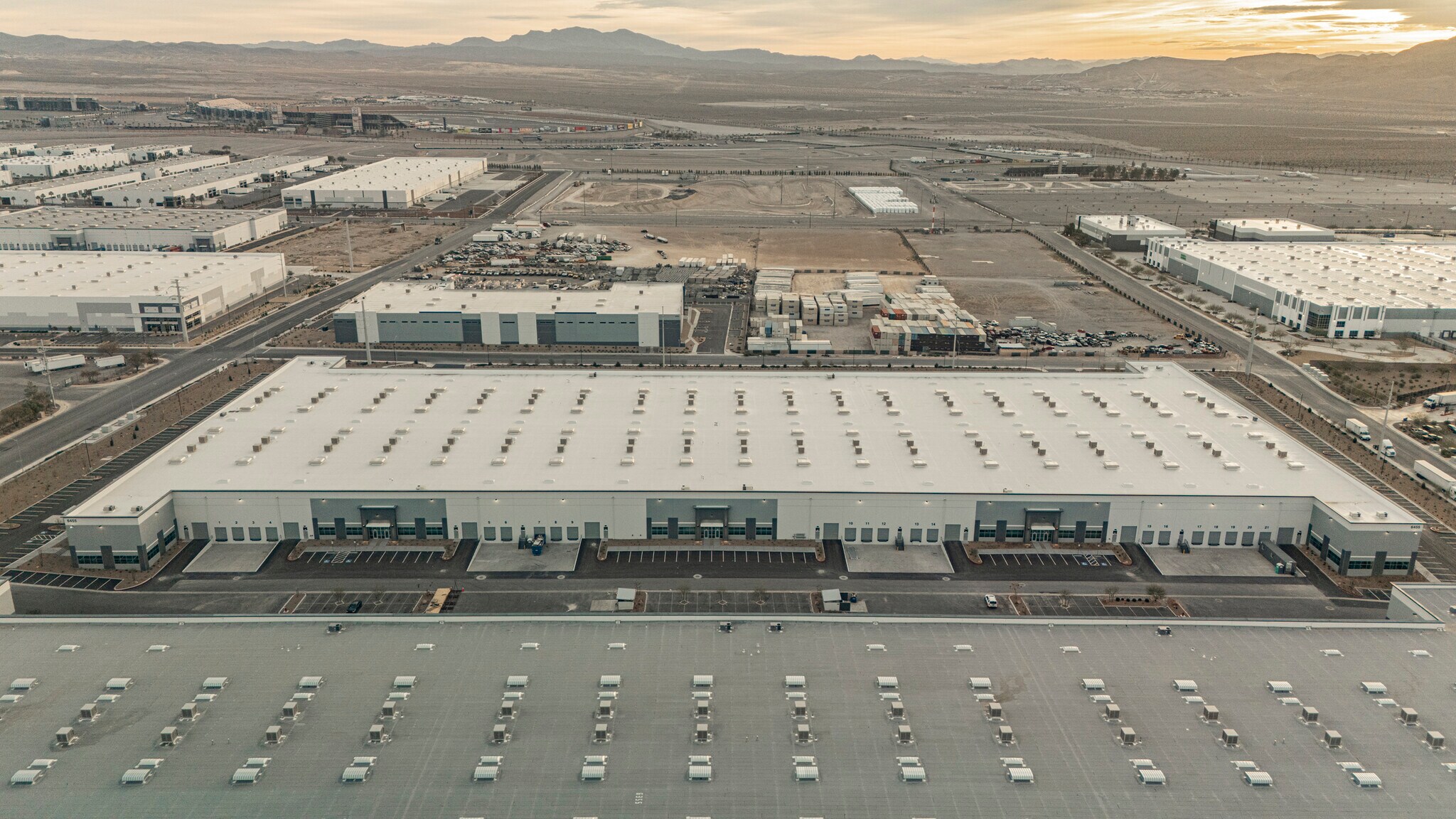 East Tropical Parkway, Las Vegas, NV à louer Photo du bâtiment- Image 1 de 14