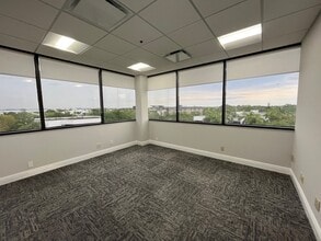 4901 NW 17th Way, Fort Lauderdale, FL à louer Photo intérieure- Image 2 de 12