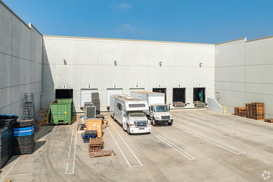 5589 Ayala Ave, Irwindale, CA à louer - Photo du bâtiment - Image 2 de 4