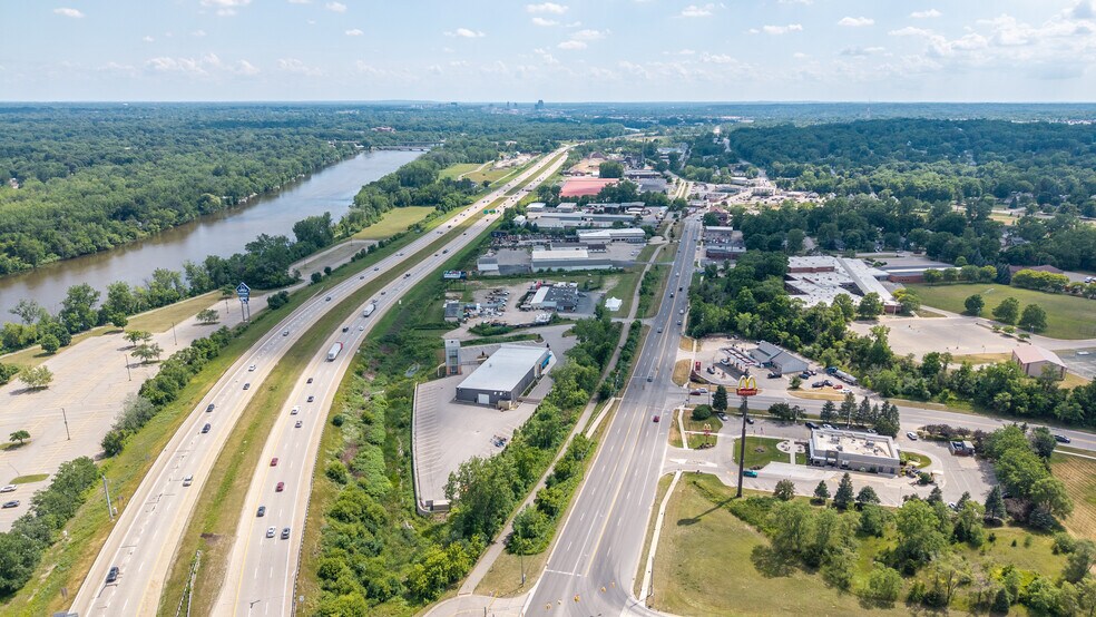 247 Morrissey Dr NE, Comstock Park, MI à vendre - Photo du bâtiment - Image 3 de 9