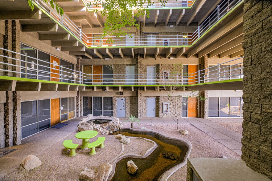 1616 E Indian School Rd, Phoenix, AZ à louer - Photo du bâtiment - Image 1 de 7