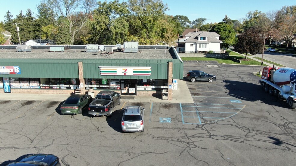 14919-15013 E Nine Mile Rd, Eastpointe, MI à louer - Photo du bâtiment - Image 2 de 7