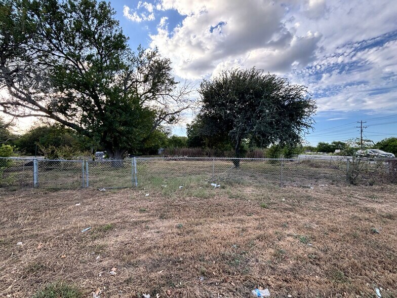 110 Leisure Village Dr, New Braunfels, TX à vendre - Photo du bâtiment - Image 2 de 9