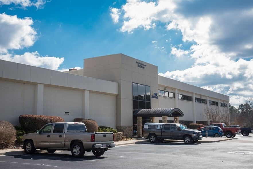 5025 Bradford Dr, Huntsville, AL à louer - Photo du bâtiment - Image 1 de 14