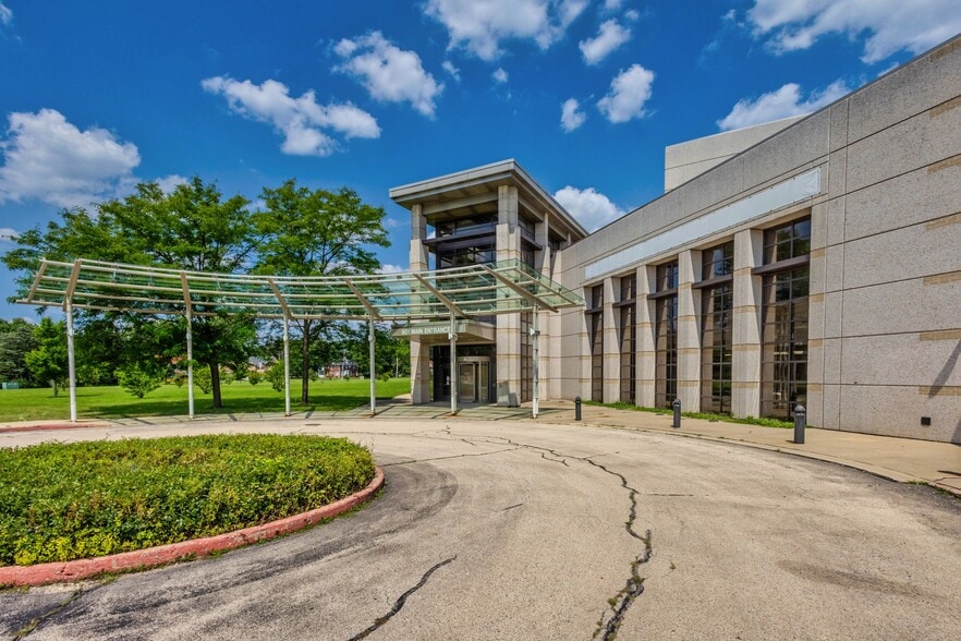 901-934 Center St, Elgin, IL for sale - Building Photo - Image 3 of 52