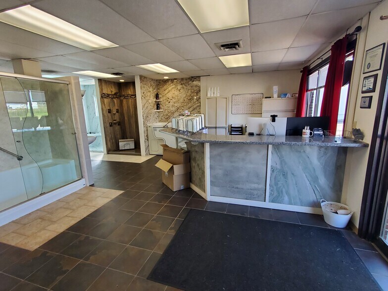 230 N Koeller St, Oshkosh, WI à louer - Photo du bâtiment - Image 3 de 7