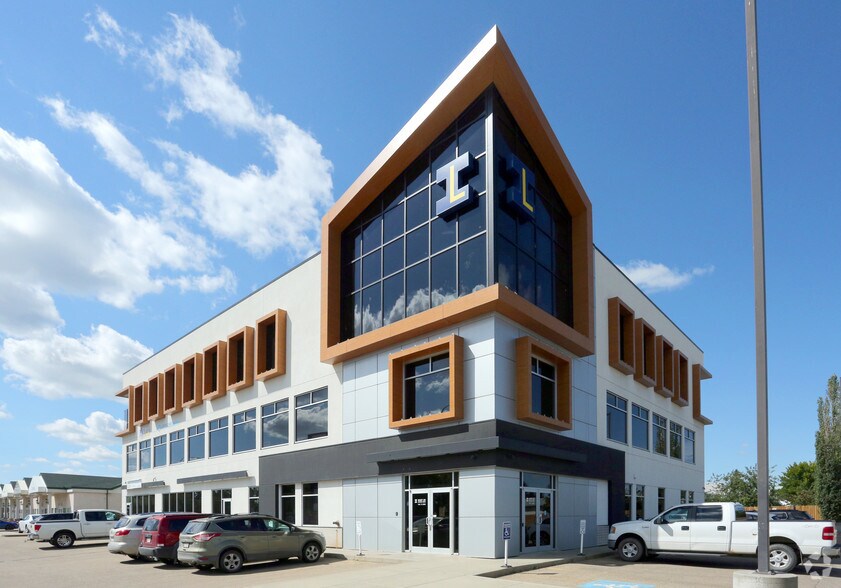 9940 99th Ave, Fort Saskatchewan, AB à vendre - Photo du bâtiment - Image 2 de 17