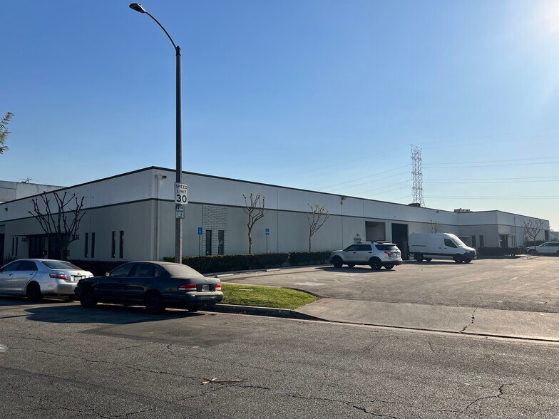 7520-7522 Scout Ave, Bell Gardens, CA à louer - Photo du bâtiment - Image 2 de 5