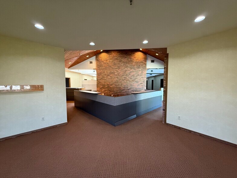 933 Pine Grove Ave, Port Huron, MI à vendre - Photo du bâtiment - Image 2 de 14