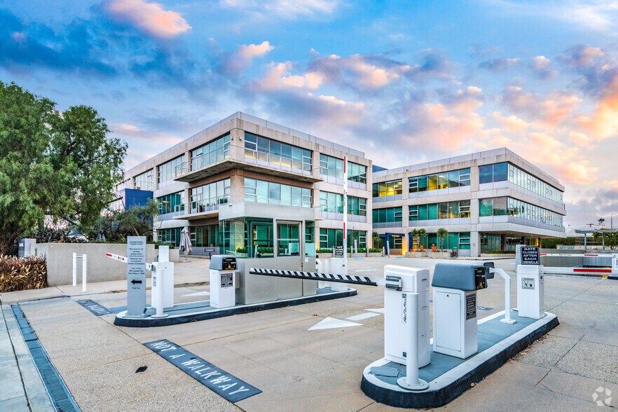 3301 Exposition Blvd, Santa Monica, CA à louer - Photo du bâtiment - Image 1 de 7