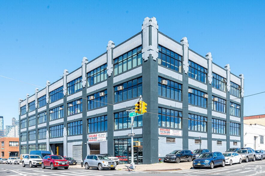 38-09 43rd Ave, Long Island City, NY à louer - Photo du bâtiment - Image 3 de 6