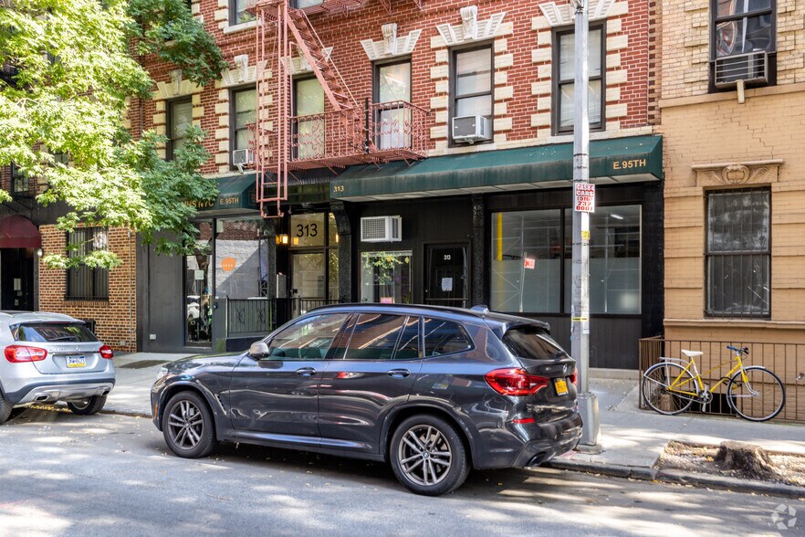313 E 95th St, New York, NY à vendre - Photo du bâtiment - Image 3 de 17