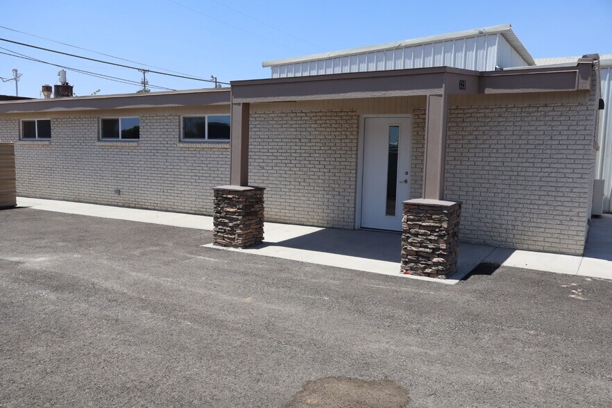 6911 Doniphan Dr, El Paso, TX à louer - Photo du bâtiment - Image 2 de 18