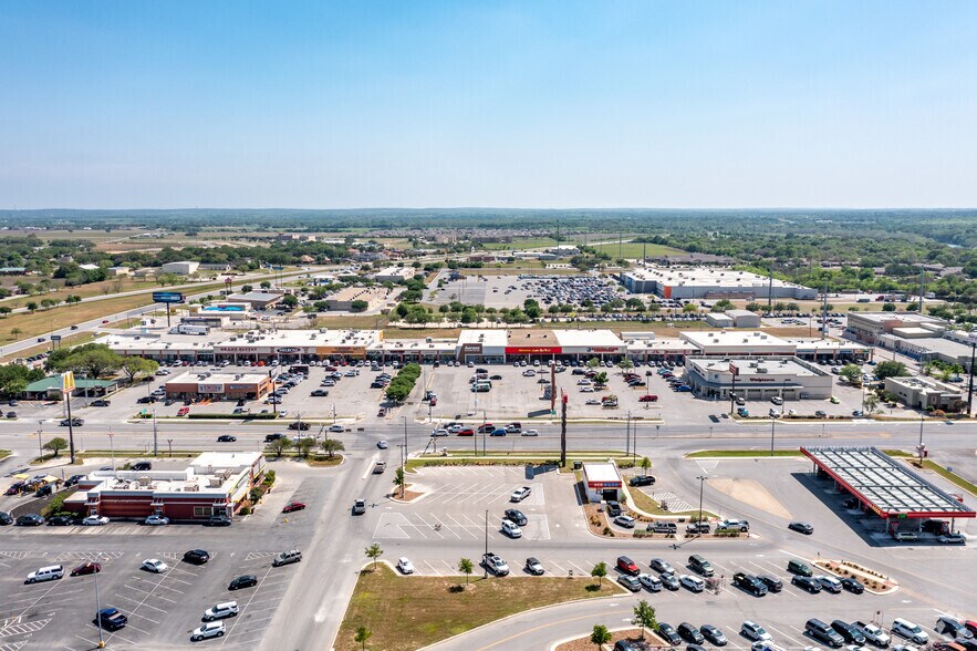 1341-1489 E Court St, Seguin, TX à louer - Photo du bâtiment - Image 2 de 3