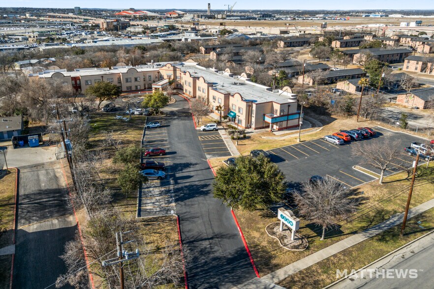 8307 Gault Ln, San Antonio, TX à vendre - Photo du bâtiment - Image 2 de 3
