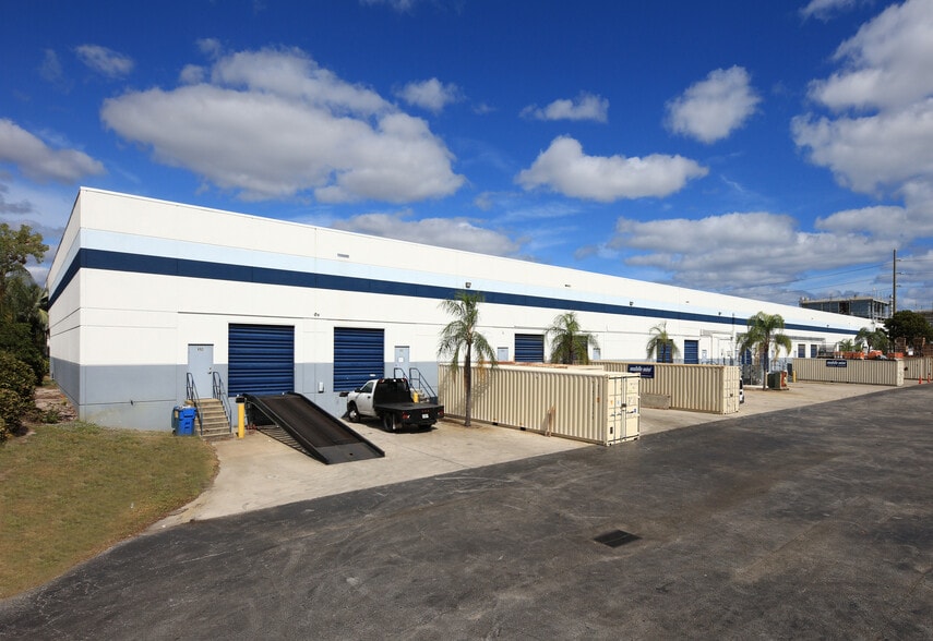 602 S Military Trl, Deerfield Beach, FL à louer - Photo du bâtiment - Image 3 de 3