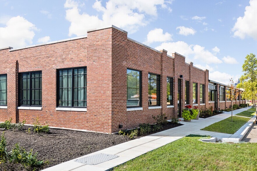 1351 E Roosevelt Ave, Indianapolis, IN à louer - Photo du bâtiment - Image 1 de 8