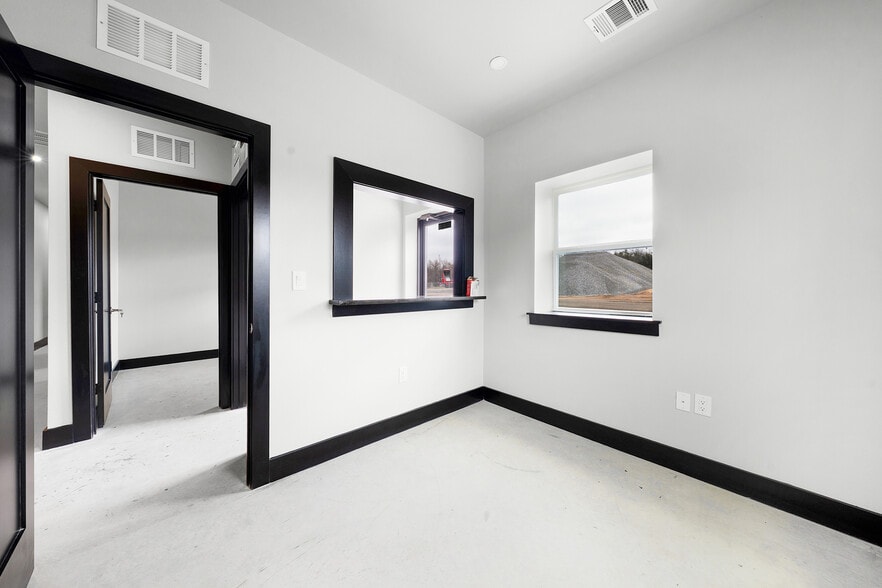 1240 Blackland Trl, Lavon, TX for lease - Interior Photo - Image 3 of 26