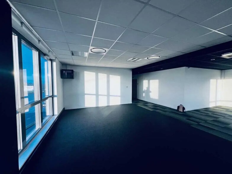 Office in Lesquin for lease - Building Photo - Image 3 of 11