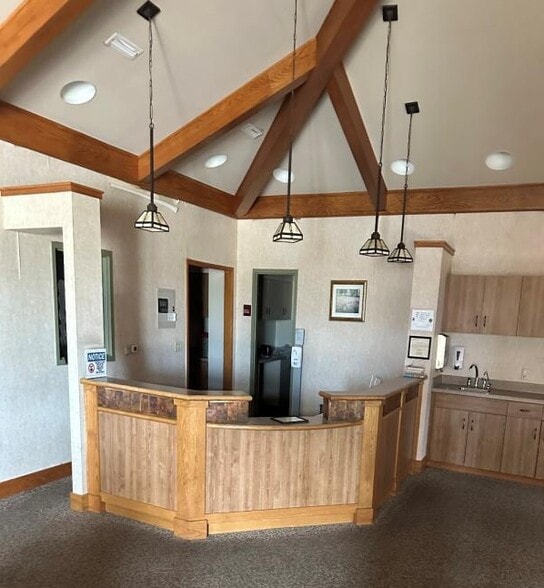 3625 Quail Ridge Dr, Winfield, KS for lease - Lobby - Image 2 of 6