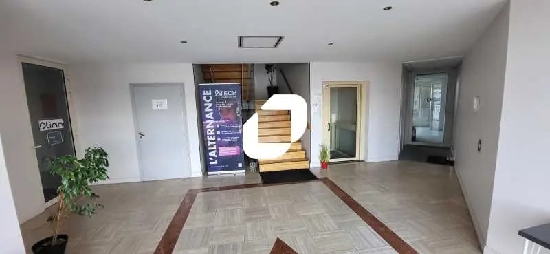 Office in Mérignac for lease - Lobby - Image 2 of 6