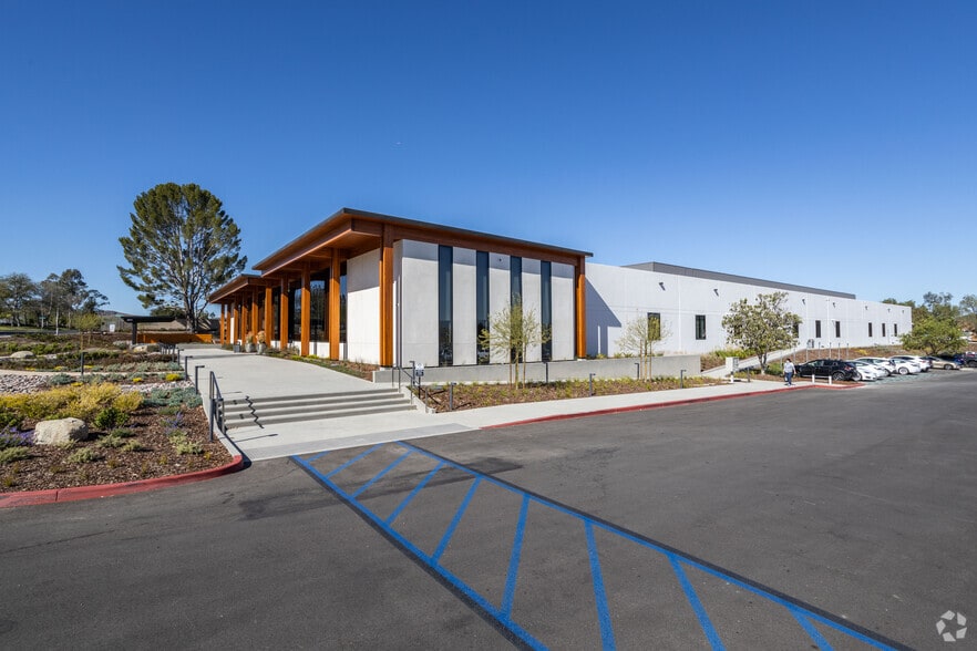 1300 Rancho Conejo Blvd, Thousand Oaks, CA for lease - Primary Photo - Image 1 of 3
