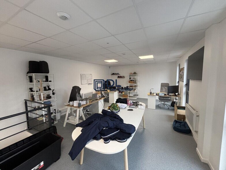 Flex in Feucherolles for lease - Interior Photo - Image 3 of 8