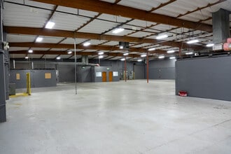 8411-8421 Canoga Ave, Canoga Park, CA à louer Photo intérieure- Image 2 de 6