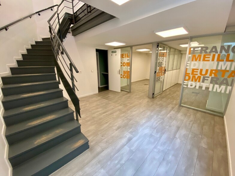 Retail in 66 Boulevard Raspail, Paris for lease - Building Photo - Image 2 of 10