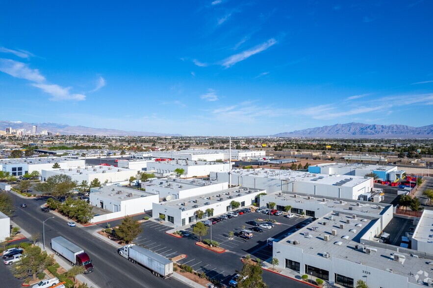 3150 E Charleston Blvd, Las Vegas, NV à louer - Photo du bâtiment - Image 2 de 5