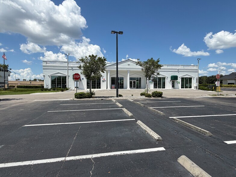 9281 College Pkwy, Fort Myers, FL à louer - Photo du bâtiment - Image 2 de 3
