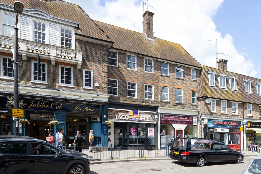 7 High St, Crawley for lease - Building Photo - Image 1 of 2