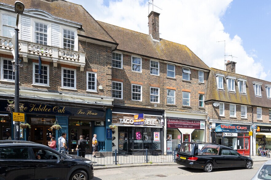 7 High St, Crawley à louer - Photo du bâtiment - Image 1 de 2