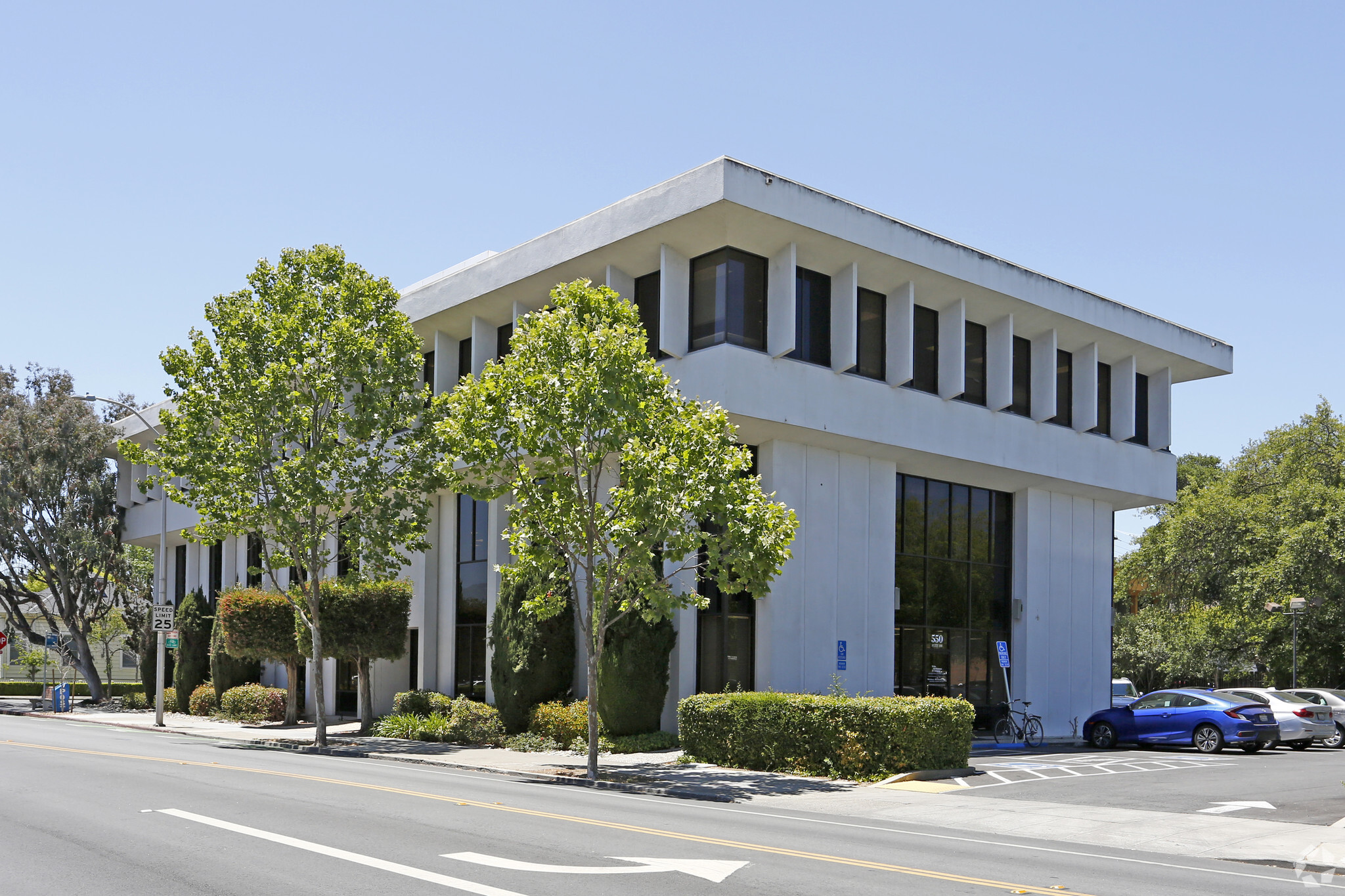 550 S California Ave, Palo Alto, CA à louer Photo du bâtiment- Image 1 de 3