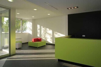 4 Rue Paul Dautier, Vélizy-Villacoublay for lease Building Photo- Image 1 of 2