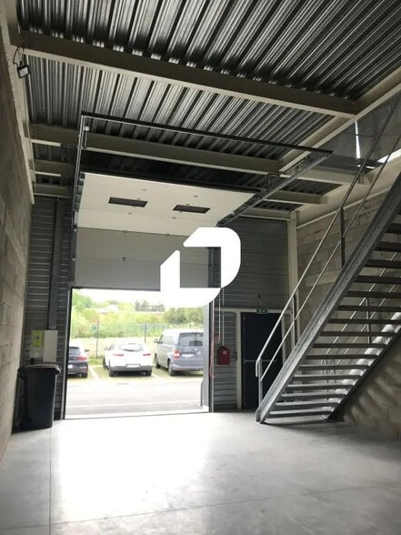 Flex in Neuilly-Plaisance for lease - Interior Photo - Image 2 of 5