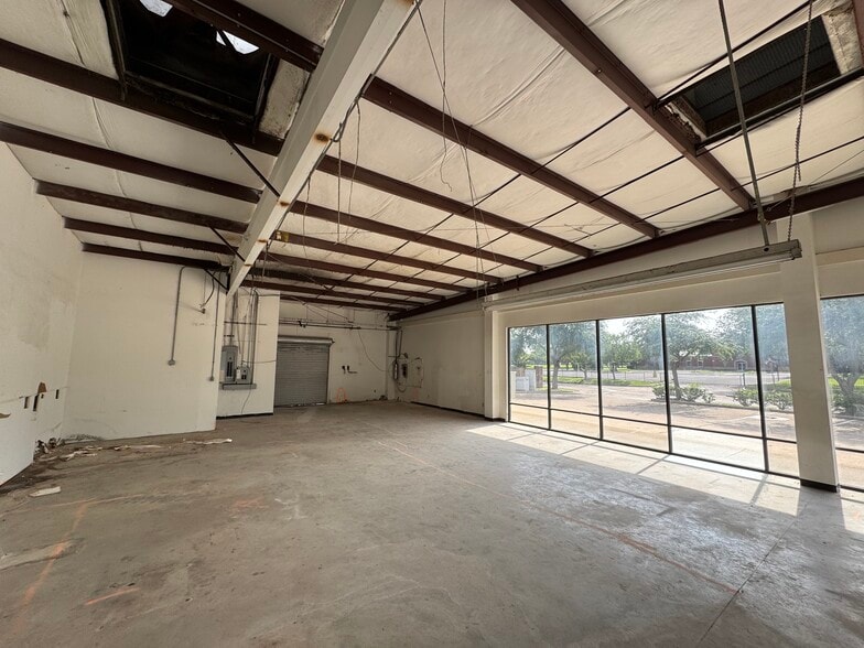 10602 Clay Rd, Houston, TX for lease - Building Photo - Image 3 of 4