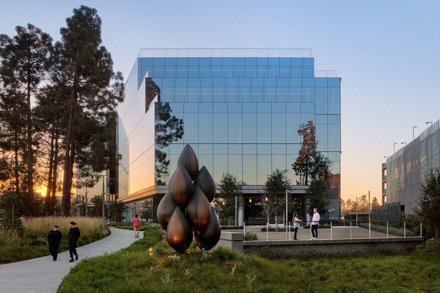 200 Twin Dolphin Dr, Redwood City, CA à louer - Photo du bâtiment - Image 3 de 12