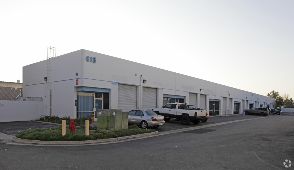 400 E Commonwealth Ave, Fullerton, CA à louer - Photo du bâtiment - Image 3 de 4