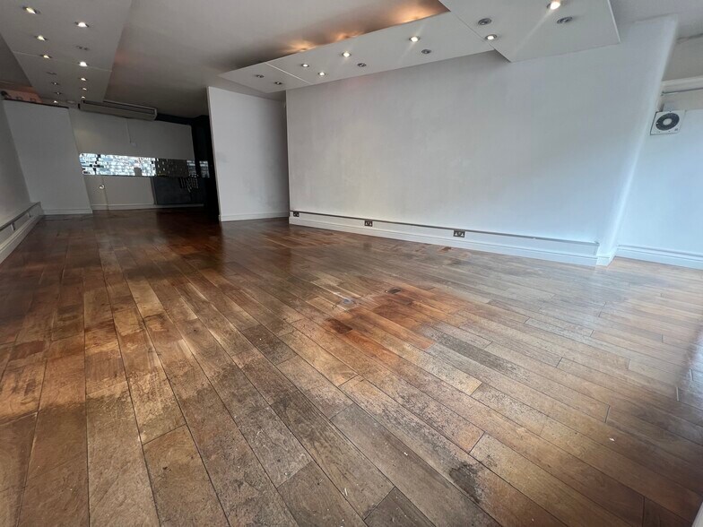 25 High Street, Saffron Walden à louer - Photo du bâtiment - Image 3 de 7