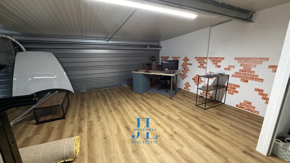 Flex in Pessac for lease - Interior Photo - Image 3 of 5