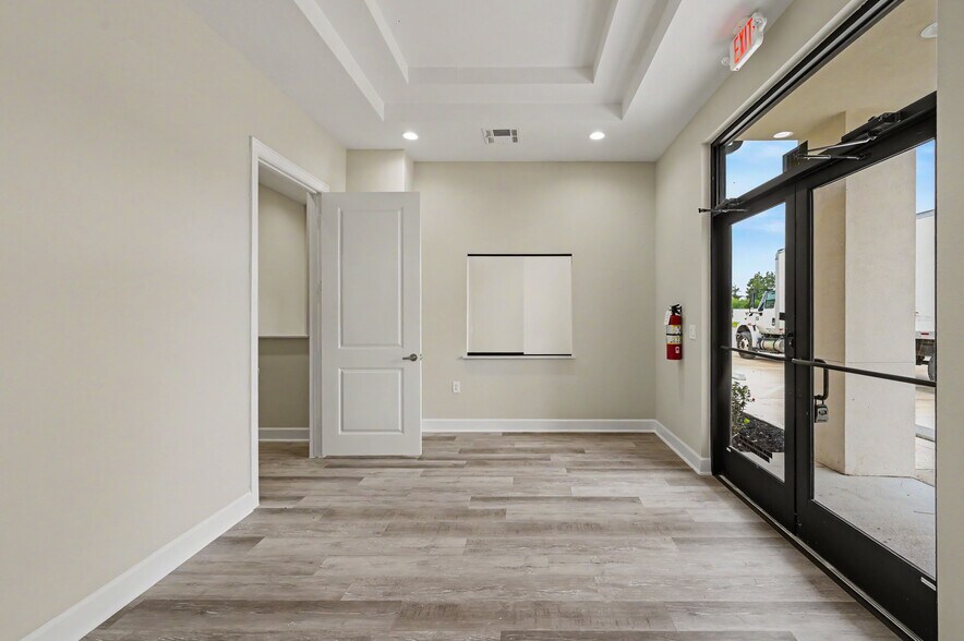 625 Regal Row, Montgomery, TX à louer - Photo du bâtiment - Image 3 de 24