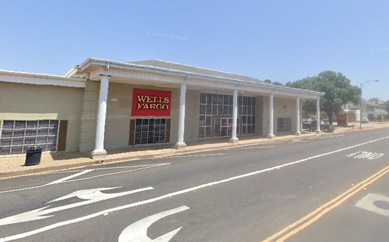 305 E Washington Ave, Navasota, TX à louer - Photo du bâtiment - Image 2 de 3